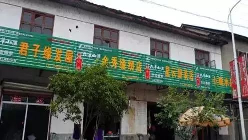 配色不是瘆人的黑底白字,就是像番茄炒蛋一样的红配黄.