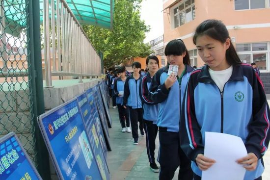 北京這100所中學的校服回憶，您穿過哪一件？