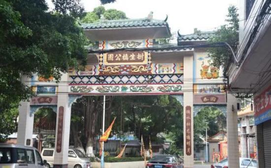 廣東佛山有座300年歷史的橋 都是 樹 長成的 名為 樹生橋